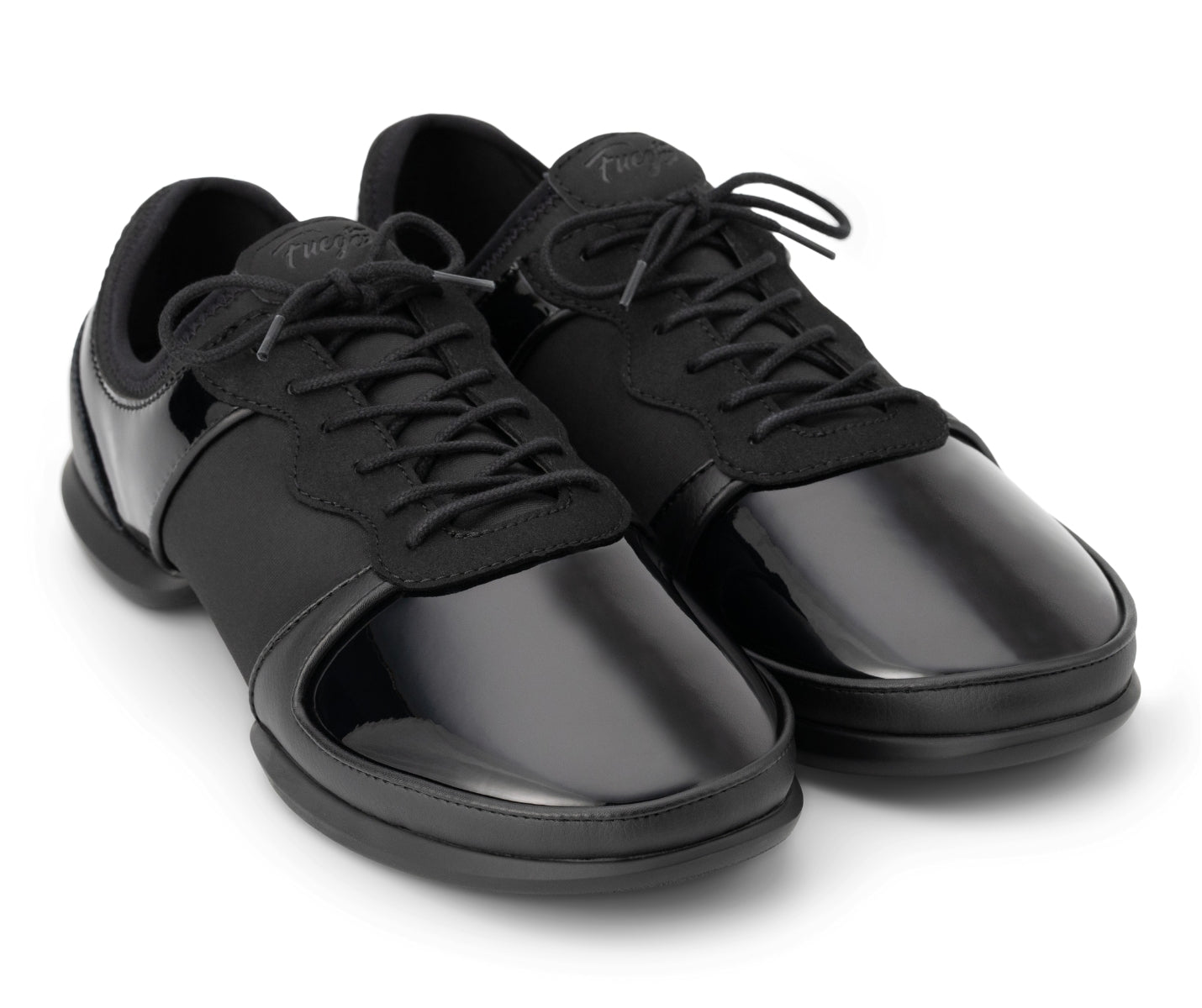 Split Sole von Fuego Dance Shoes x Derek Hough: glänzend schwarze Tanz-Sneaker mit matten Seiten und glänzender Spitze.